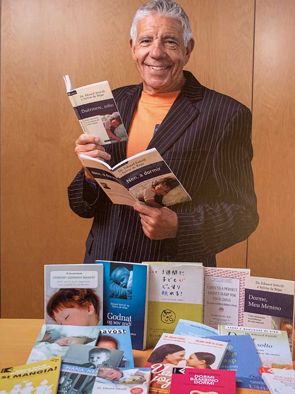 Dr. Estivill showing his book "duermete niño" with all his translations.