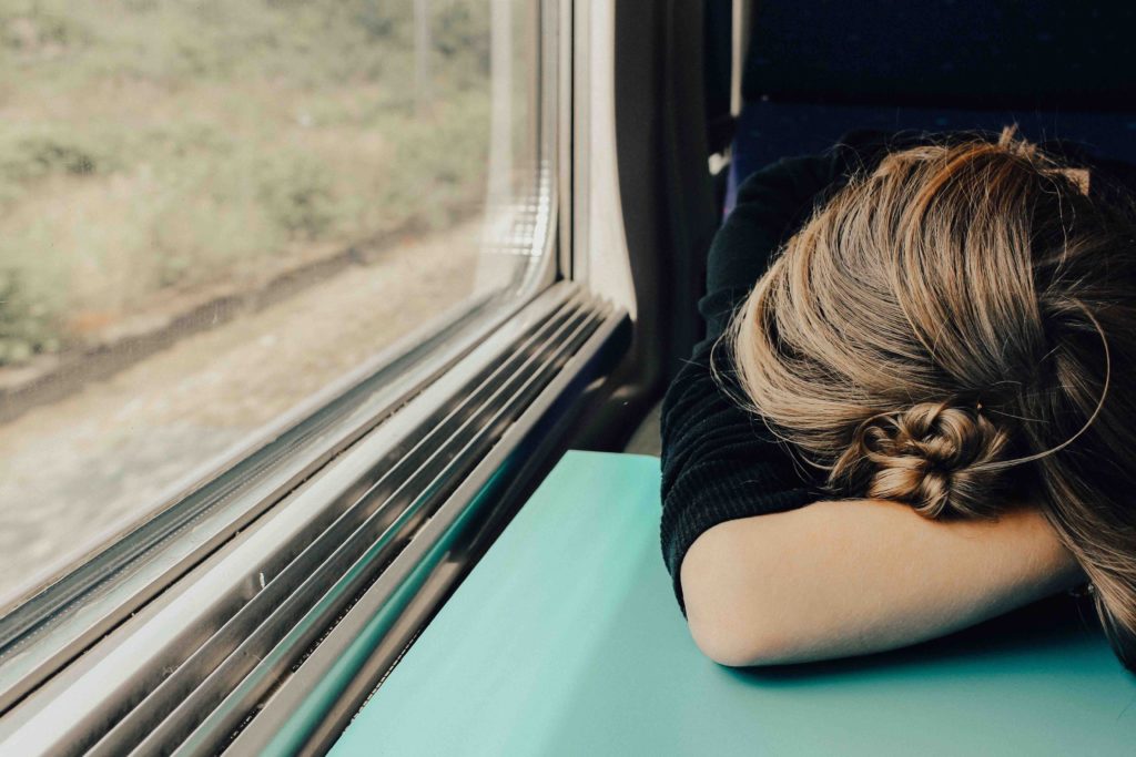 mujer dormida en la mesilla del tren