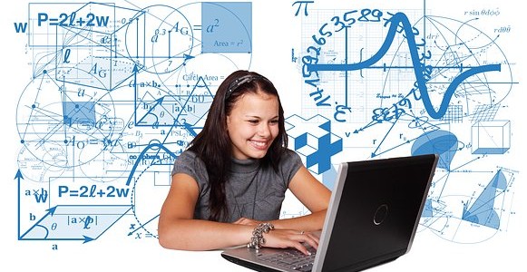 chica estudiando con un ordenador portátil