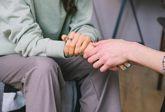 una dona ofereix la mà en senyal de suport psicològic