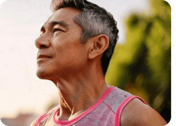 Hombre realizando ejercicio como tratamiento complementario para la apnea y el ronquido